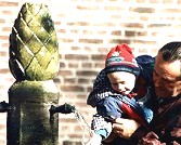 Der Brunnen vor der katholischen Kirche in Sevelen