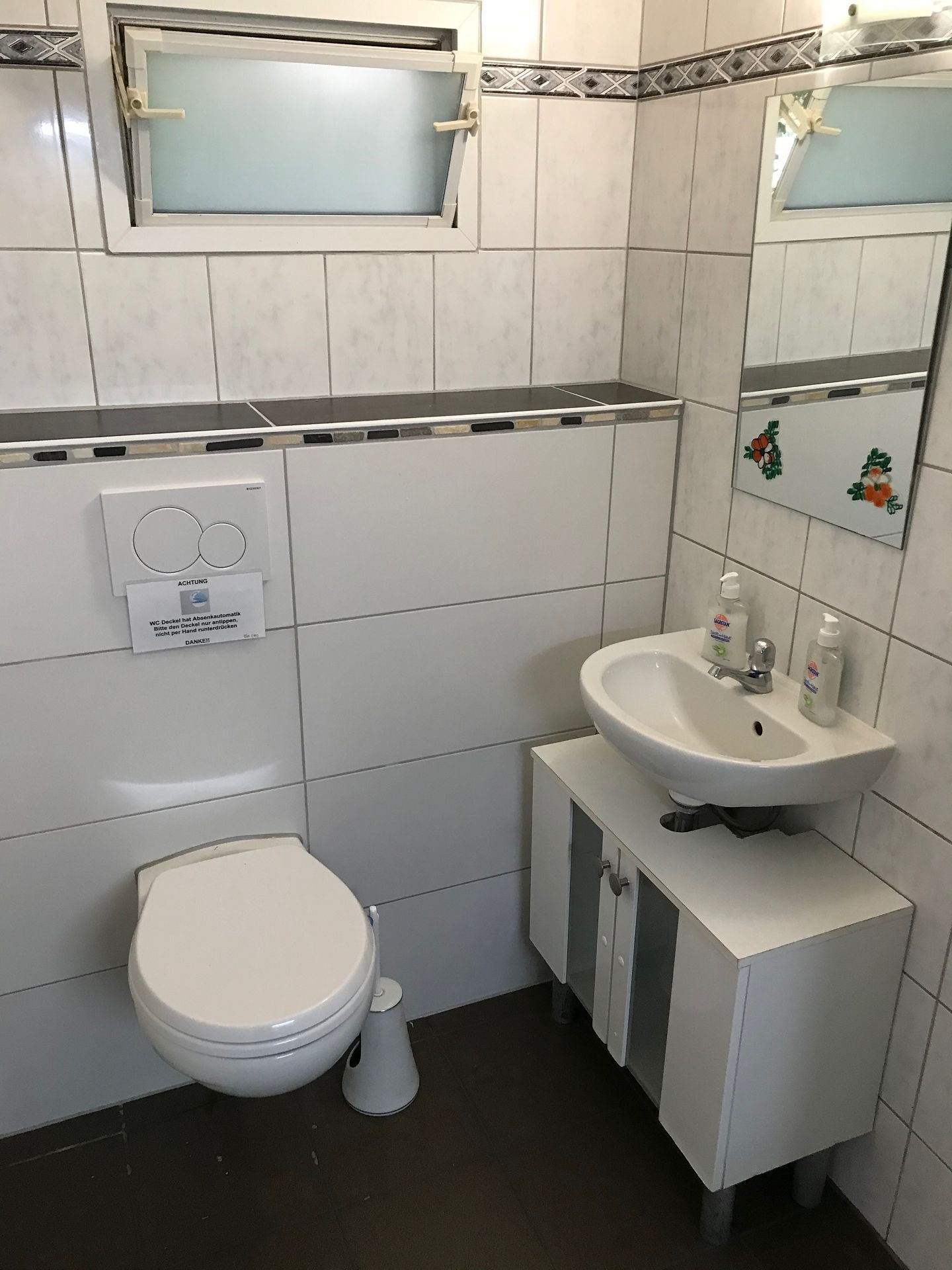 Moderne WC Schüssel mit hohem Sitzmaß